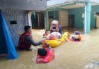 Banjir-di-Kebon-Pala-Jakarta-Timur,-Polisi-Bantu-Warga-Mengungsi