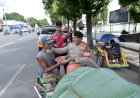 Patroli-Humanis,-Polres-Situbondo-Berbagi-Nasi-Kotak-kepada-Warga-dan-Pelajar