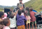 Personel-Ops-Damai-Cartenz-Sambangi-Anak-anak-di-Puncak-Jaya