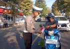 Merah-Putih-di-Jalanan-Jember:-Polisi-Ajak-Warga-Sambut-HUT-RI-ke---80-Gelorakan-Semangat-Nasionalisme