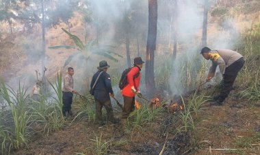 Gerak-Cepat-Polisi-Bersama-Perhutani-dan-Warga-Padamkan-Kebakaran-Lahan-di-Trenggalek