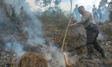 Sinergitas-Polisi-bersama-TNI-dan-BPBD-Padamkan-Kebakaran-di-Perkebunan-Gunung-Terong-Banyuwangi