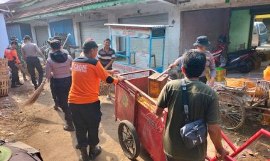 Polres-Tulungagung-Gelar-Karya-Bakti-Antisipasi-Banjir
