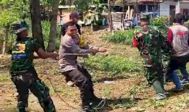 Cegah-Banjir-Polisi-dan-TNI-Bersama-Warga-Bersihkan-Jalur-Sungai-di-Ponorogo