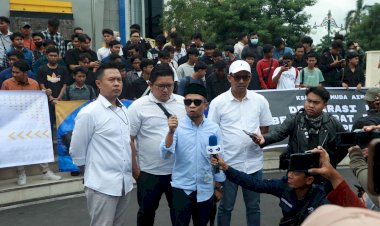 Suarakan-Pemilu-Bermartabat-Tanpa-Provokasi-Ratusan-Mahasiswa-di-Surabaya-Gelar-Deklarasi