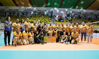 Kapolda-Jatim-Ucapkan-Selamat-Popsivo-Polwan-Raih-Kemenangan-atas-Jakarta-PLN-Elektrik-di-Gresik