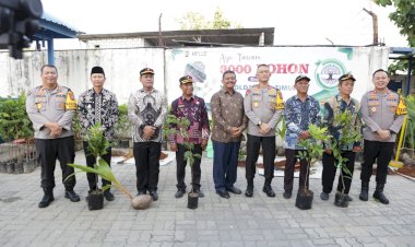 Peduli-Lingkungan-Kapolda-Jatim-Tanam-dan-Berbagi-Bibit-3.000-Pohon-di-Gresik