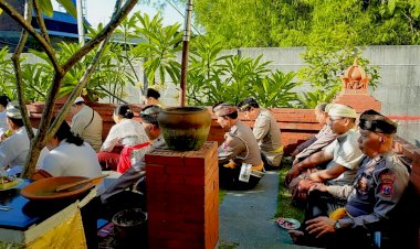 Ibadah-Bulan-Purnama-di-Pura-Kertha-Bumi-Bhayangkara-Sidoarjo