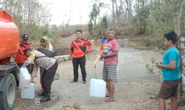 Polri-Peduli,-Polres-Nganjuk-Salurkan-Bantuan-Air-Bersih-di-Tengah-Kemarau-Panjang