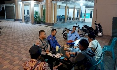 Ngopi-Bareng-Masyarakat-Pesisir,-Polisi-RW-di-Situbondo-Ajak-Warga-Sukseskan-Pilkada-2024