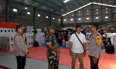 Kapolres-Kediri-Kota-Bersama-Dandim-0809-Pastikan-Logistik-Pilkada-2024-di-Gudang-KPU-Aman