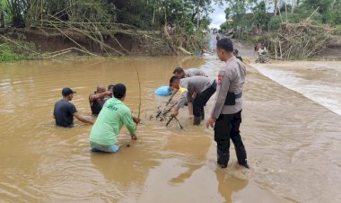 Polisi-Peduli,-Polres-Blitar-Salurkan-Bantuan-dan-Siapkan-Dapur-Umum-untuk-Warga-Terdampak-Banjir