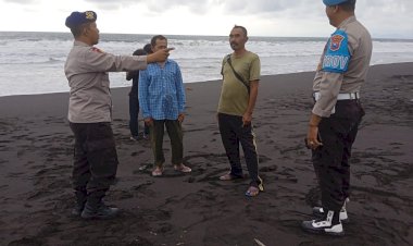 Polres-Jember-Siagakan-Personel-di-Pantai-Saat-Ops-Lilin-Semeru-2024,-Antisipasi-Bencana-Hidrometeorolog