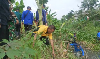 Gotong-Royong-Bersihkan-Aliran-Sungai-Junwangi-Krian