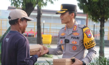 Operasi-Keselamatan-Semeru-di-Jumat-Berkah-Polres-Tuban-Ajak-Masyarakat-Tertib-Lalin-Dengan-Berbagi-Nasi-Kotak