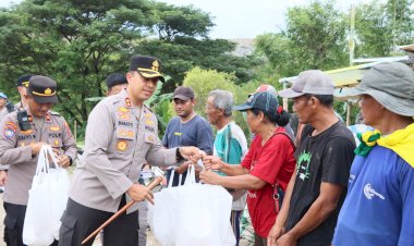 Ramadhan-Berkah,-Kapolres-Kediri-Kota-Beri-Bantuan-Warga-di-TPA-Sampah-Pojok