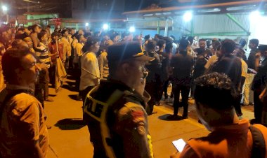 Polresta-Sidoarjo-Takziah-dan-Amankan-Kedatangan-Jenazah-di-Rumah-Duka-Korban-Longsor-Pacet-Cangar