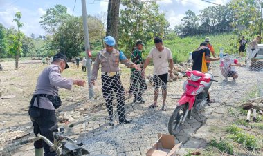 Solid,-Polisi-dan-TNI-bersama-Warga-Pasang-Bronjong-Cegah-Longsor-di-Bojonegoro