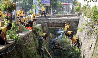 Sinergitas-Polres-Batu-dan-TNI-di-Hari-Bhayangkara-ke---79,-Peduli-Lingkungan-Bersihkan-Sungai