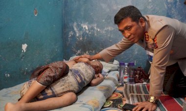 Cek-Kesehatan-Santri,-Kapolresta-Sidoarjo-Jenguk-dan-Beri-Tali-Asih-Korban