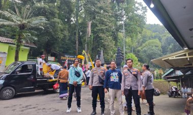 Polsek-Krembung-Amankan-Persembahyangan-Piodalan-di-Pura-Penataran-Agung-Margo-Wening