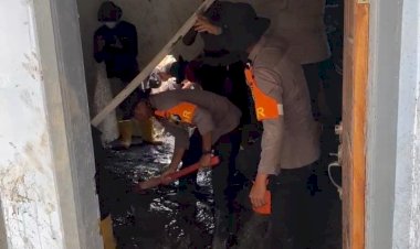 Polisi-Bersihkan-Rumah-Warga-Terdampak-Erupsi-Semeru-di-Dusun-Sumbersari-Lumajang