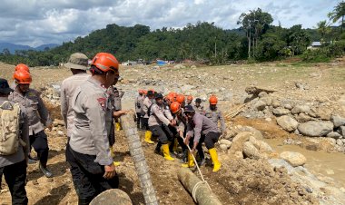 Pemulihan-Akses-Warga,-Brimob-Jambi-Bangun-Jembatan-Darurat-Antar-Desa-Kampung-Tengah-Timur-dan-Padang-Landua
