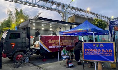 Brimob-Polda-Metro-Jaya-Gelar-Dapur-Lapangan-untuk-Warga-Terdampak-Banjir-di-Rawa-Teratai-Jakarta-Timur