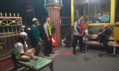 Layanan-Humanis-Polsek-Buduran-Bagi-Jamaah-Tarawih-di-Masjid-Besar-Al-Karomah