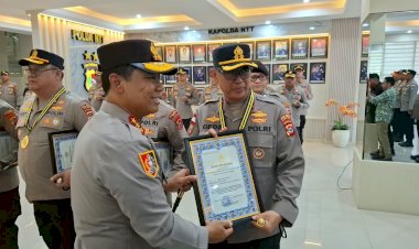 Kapolres-Flores-Timur-Terima-Penghargaan-atas-Keberhasilan-Penanganan-Konflik-Sosial-di-Adonara-Timur
