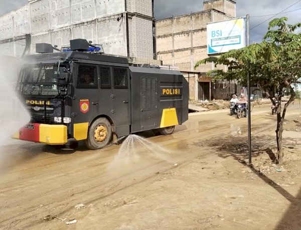 Water Cannon Disemprotkan di Jalan Lintas Aceh Selatan Polri Minimalisir Debu Pasca Banjir
