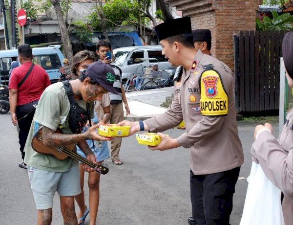 Jumat Berkah Polsek Taman Berbagi Makanan di Jalan Raya Wonocolo Sidoarjo