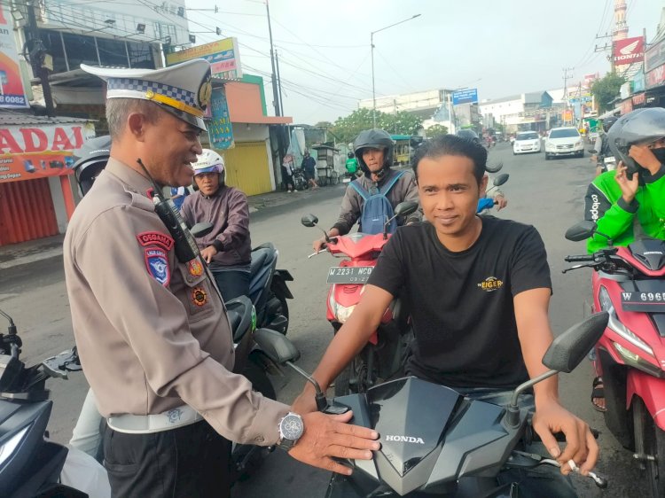 Upaya Humanis Anggota Polsek Krian Edukasi Pengendara Tanpa Helm
