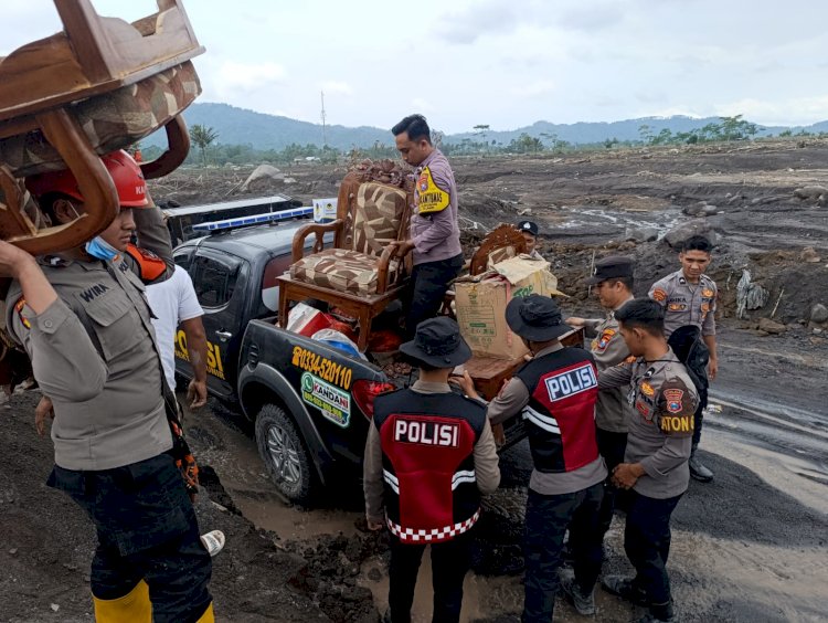 Polda Jatim Bantu Warga Evakuasi Barang Berharga di Tengah Erupsi Gunung Semeru