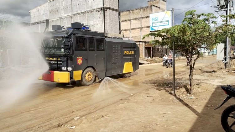 Water Cannon Disemprotkan di Jalan Lintas Aceh Selatan Polri Minimalisir Debu Pasca Banjir