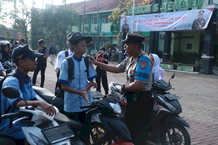 Polisi Jogo Sekolah: Langkah Preventif Polres Jember Siapkan Pelajar Menuju Generasi Emas 2045