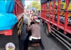 Salut,-Pak-Polisi-ini-Bantu-Sopir-Truk-Ganti-Ban-di-Tengah-Padatnya-Lalin-Gresik