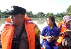 Tanggap-Bencana,-Polisi-Evakuasi-Warga-Terdampak-Luapan-Bengawan-Solo-di-Tuban