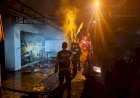 Kebakaran-Rumah-dan-Toko-Sembako-di-Pagerwojo,-Polisi-Bantu-Evakuasi