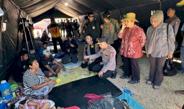 Polri-Perkuat-Penanganan-Gempa-NTT,-Kapolri-Tinjau-Lokasi-Terdampak-dan-Serahkan-Bantuan