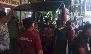 Polisi-Sidoarjo-Bantu-Evakuasi-dan-Dampingi-Santri-Korban-Keracunan