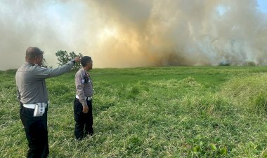 Polsek-Buduran-Amankan-Pemadaman-Kebakaran-Lahan-Kosong-di-Desa-Damarsi