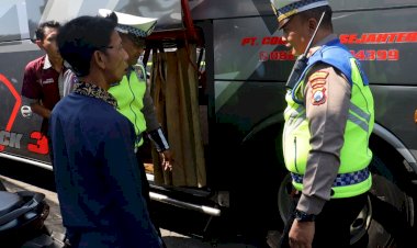 Cegah-Kecelakaan,-Polres-Pelabuhan-Tanjung-Perak-Gelar-Ramp-Check-Bus-Peziarah-di-Sunan-Ampel