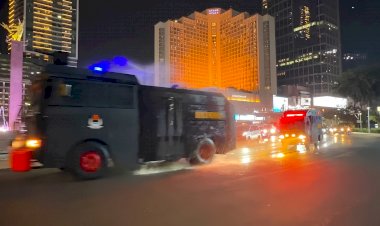 Polri-Kerahkan-Water-Cannon-dan-Bagikan-Masker,-Layani-Masyarakat-Terdampak-Material-Erupsi-Gunung-Anak-Krakatau