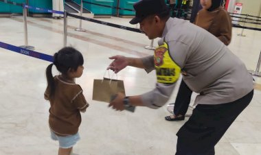 Polresta-Bandara-Soetta-bersama-Otoritas-Bandara-Berbagi-Snack-dan-Minuman-Gratis-di-Terminal-2