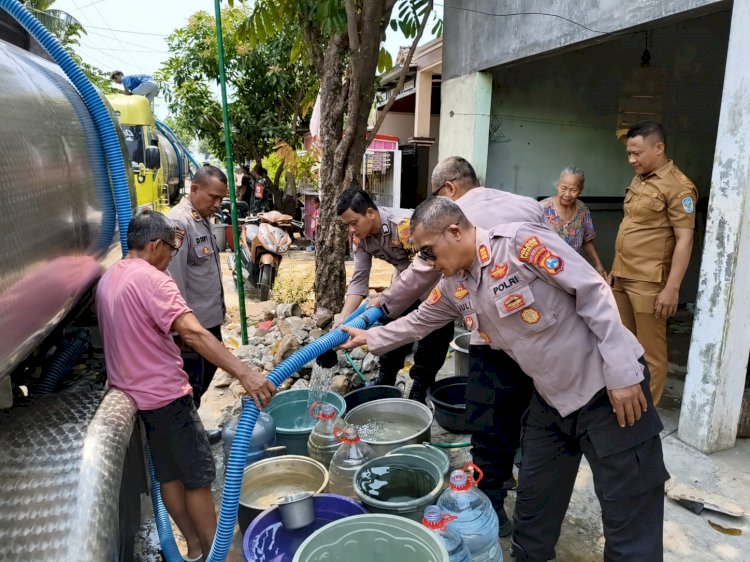 Polres Nganjuk Kerahkan Water Cannon dan Truk Tangki Pasok Puluhan Ribu Liter Air Bersih di Ngetos