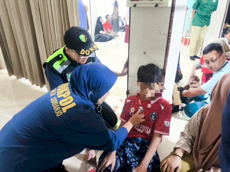 Tim Dokkes Polresta Sidoarjo Cek Kesehatan Ratusan Santri di Tanggulangin