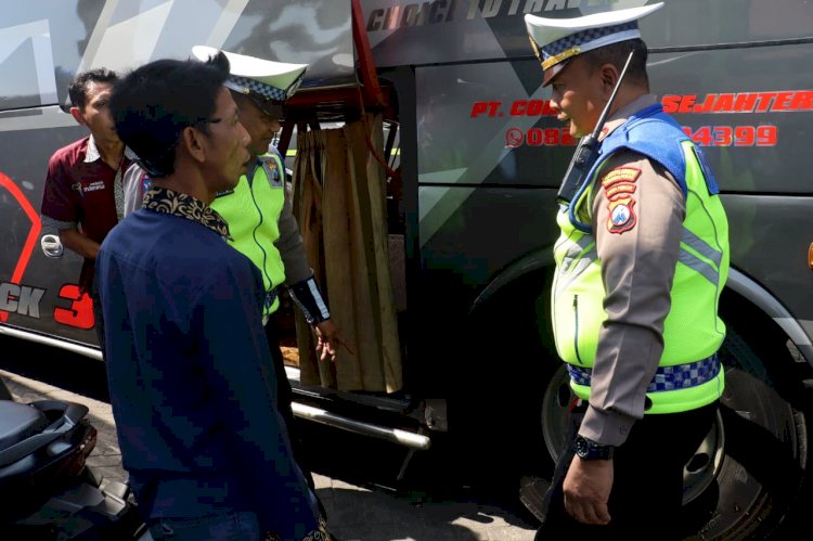 Cegah Kecelakaan, Polres Pelabuhan Tanjung Perak Gelar Ramp Check Bus Peziarah di Sunan Ampel