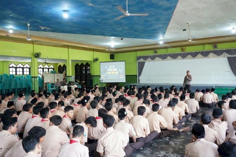 Cegah Kenakalan Remaja dan Bullying, Sat Binmas Polresta Sidoarjo Beri Penyuluhan di SMK YPM 1 Taman